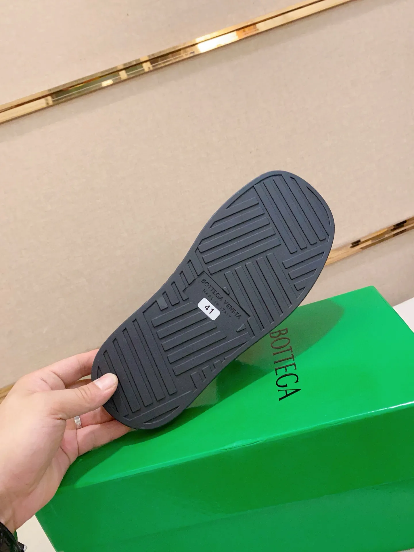 Men's shoes💰: 340💰Couple style👫【BV~Bottega Veneta】Trendy new slippers are on the market, the same style as the official website. Counter quality [strong][strong][strong] Selected rubber fabrics, high-end atmosphere, super cost-effective model. Original wear-resistant rubber outsole. Fine workmanship. The upper layer of materials is used. The quality is visible. Shoe size: Female 36-40. Male 38-46